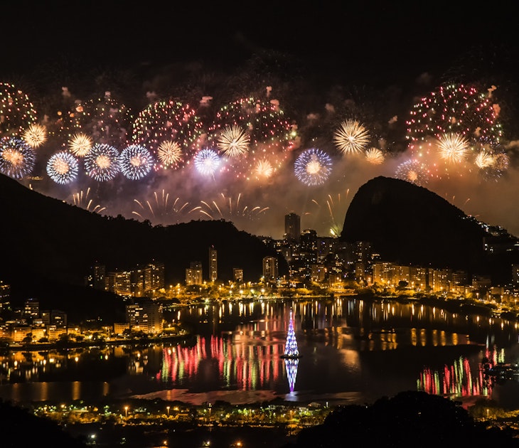 1206122895
Fireworks in Copacabana - stock photo
Fireworks celebrating the arrival of the new year in Copacabana - Rio de Janeiro - photo January 2020