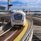 NEW YORK. The AirTrain is a kind of shuttle train that connects all the airport terminals with Metro lines A in Howard Beach and the E, J and Z at Sutphin Blvd - Archer Av service is free between terminals and the connection to Metro has a cost of $ 5 added to the 2.25 subway. It always pays on time to get connected to the metro and there is a combined ticket of both costing $ 7.
1404549547
Getty,  RM,  Aircraft,  Airplane,  Person,  Railway,  Road,  Terminal,  Train,  Train Station,  Transportation,  Vehicle